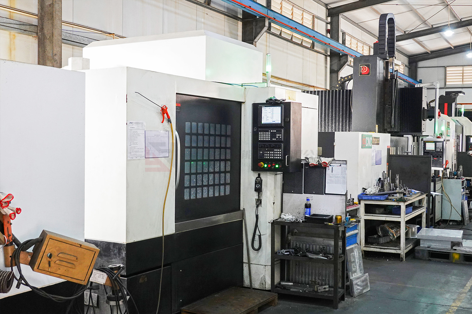 Heavy-duty CNC machining center